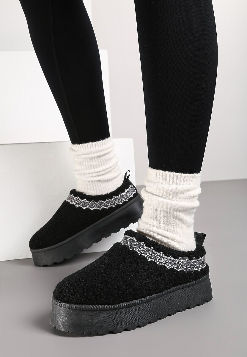 Czarne Śniegowce na Platformie z Niską Cholewką i Haftem Zinnorea
