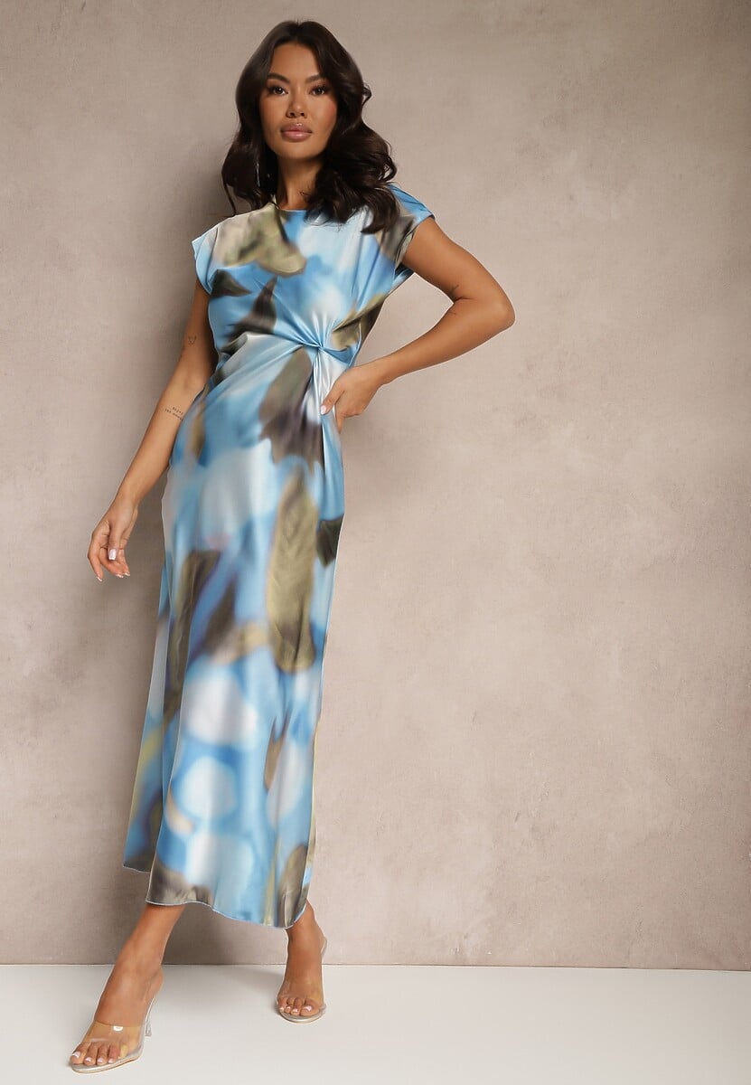 Niebieska Sukienka o Rozkloszowanym Kroju z Marszczeniem w Abstrakcyjny Print Tilloreta