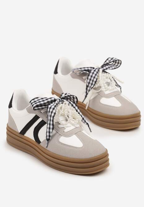 Białe Sneakersy Typu Klasyczne Tenisówki Zdobione Wstążką i Perłami Amivaria