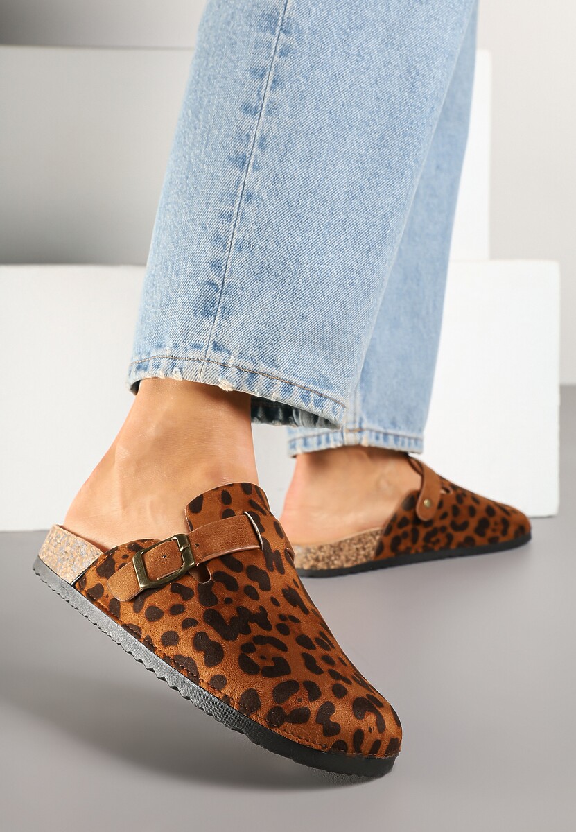 Panterkowe Klapki na Płaskiej Korkowej Podeszwie z Zakrytym Przodem Ozdobione Klamrą Atheine