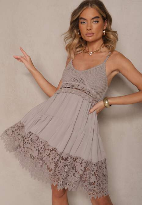 Ciemnobeżowa Sukienka o Rozkloszowanym Kroju Ozdobiona Haftami Mavinelle