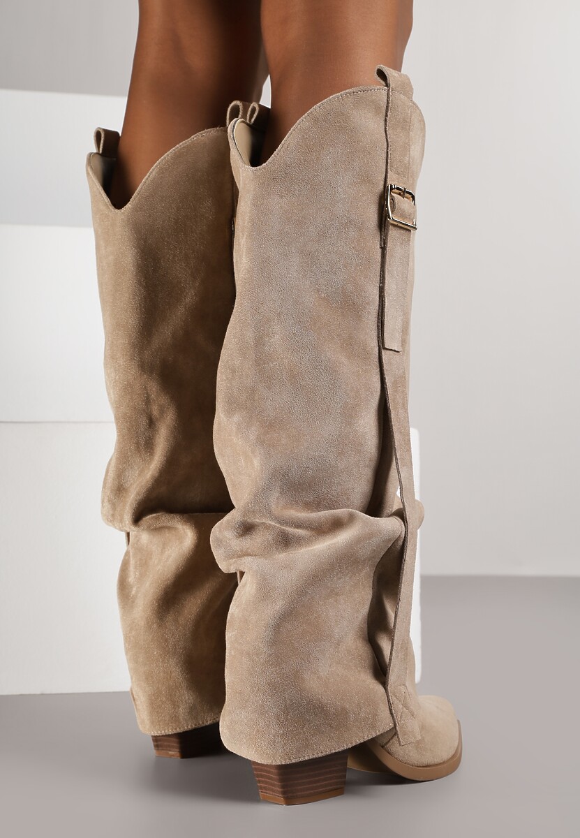 Ciemnobeżowe Kozaki na Stożku Typu Kowbojki Ozdobione Klamrą i Wywiniętą Cholewką Nalirella