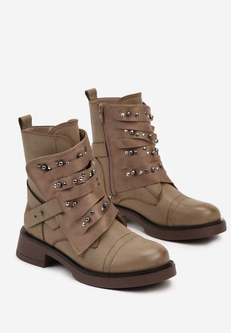 Ciemnobeżowe Botki w Streetwearowym Stylu Ozdobione Nitami i Naszywką Lirelina