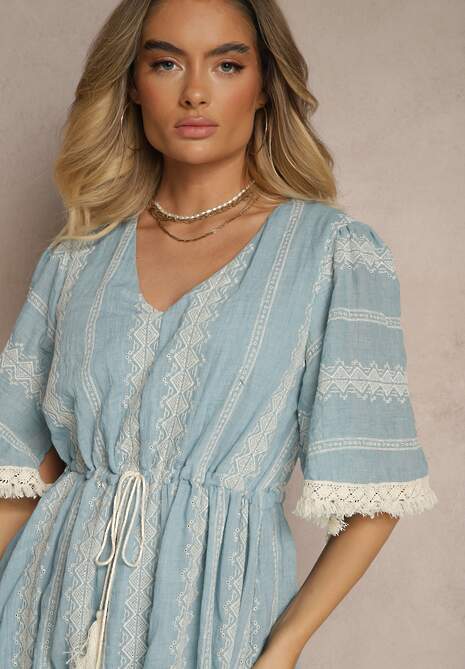 Jasnoniebieska Rozkloszowana Sukienka Boho z Bawełny Zdobiona Haftem i Wiązaniem Koriruna