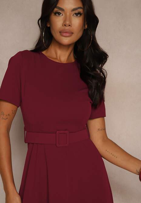 Bordowa Sukienka o Rozkloszowanym Kroju z Ozdobnym Paskiem Desiliena