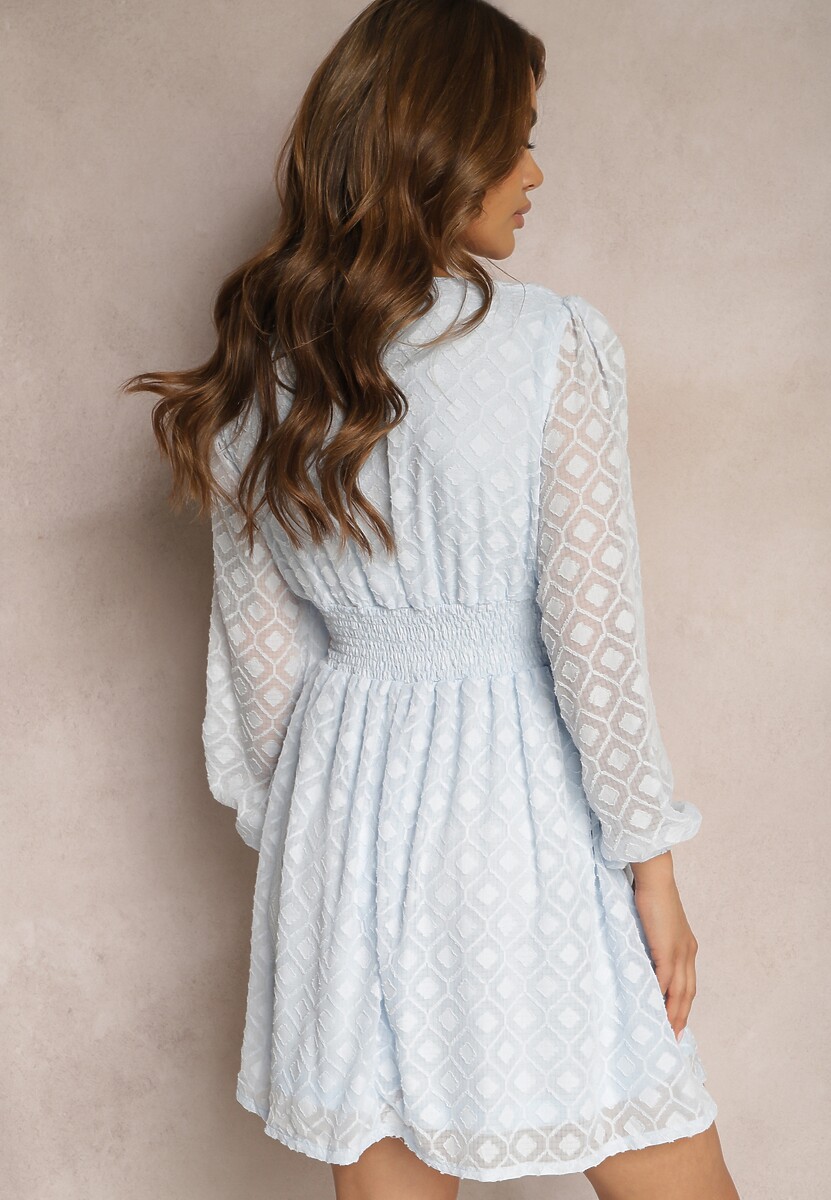 Niebieska Sukienka z Gumką w Talii Kopertowym Dekoltem i Geometrycznym Wzorem na Siateczce Marixita