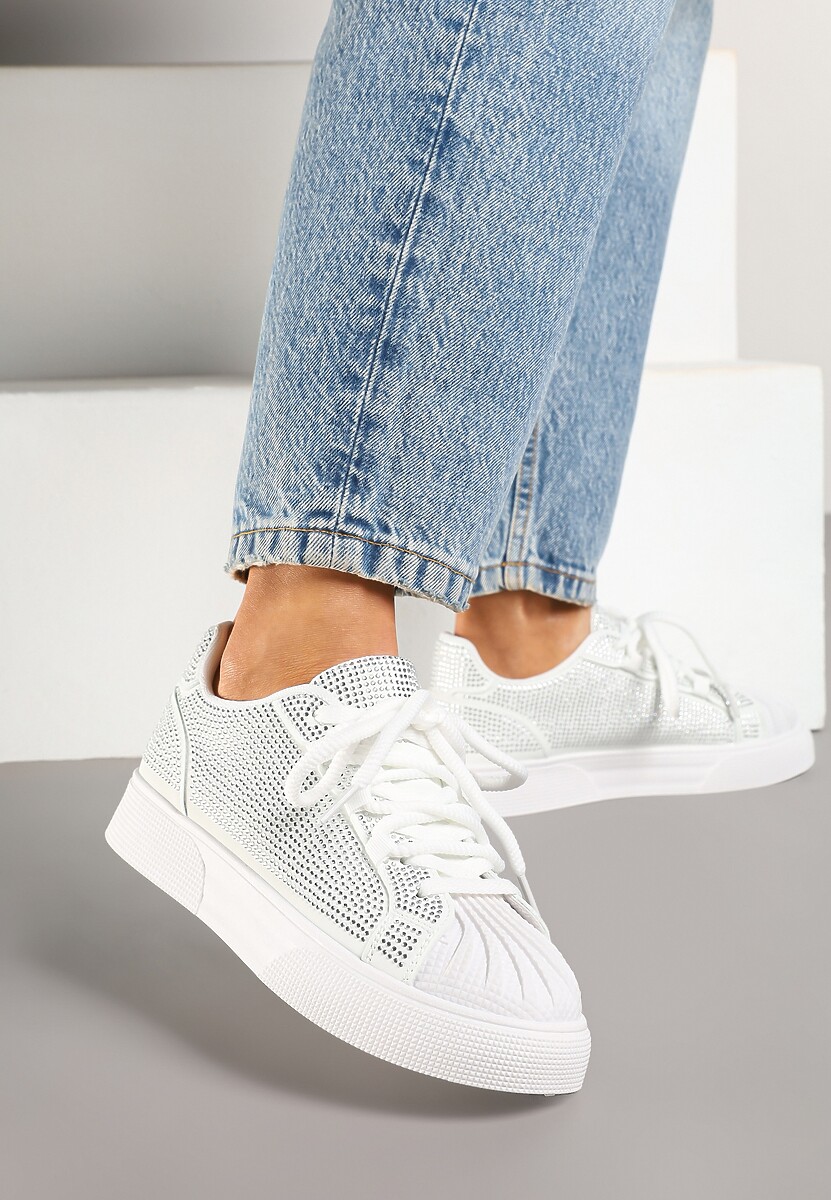 Białe Sneakersy z Ozdobnym Tłoczeniem i Cyrkoniami Dorreia