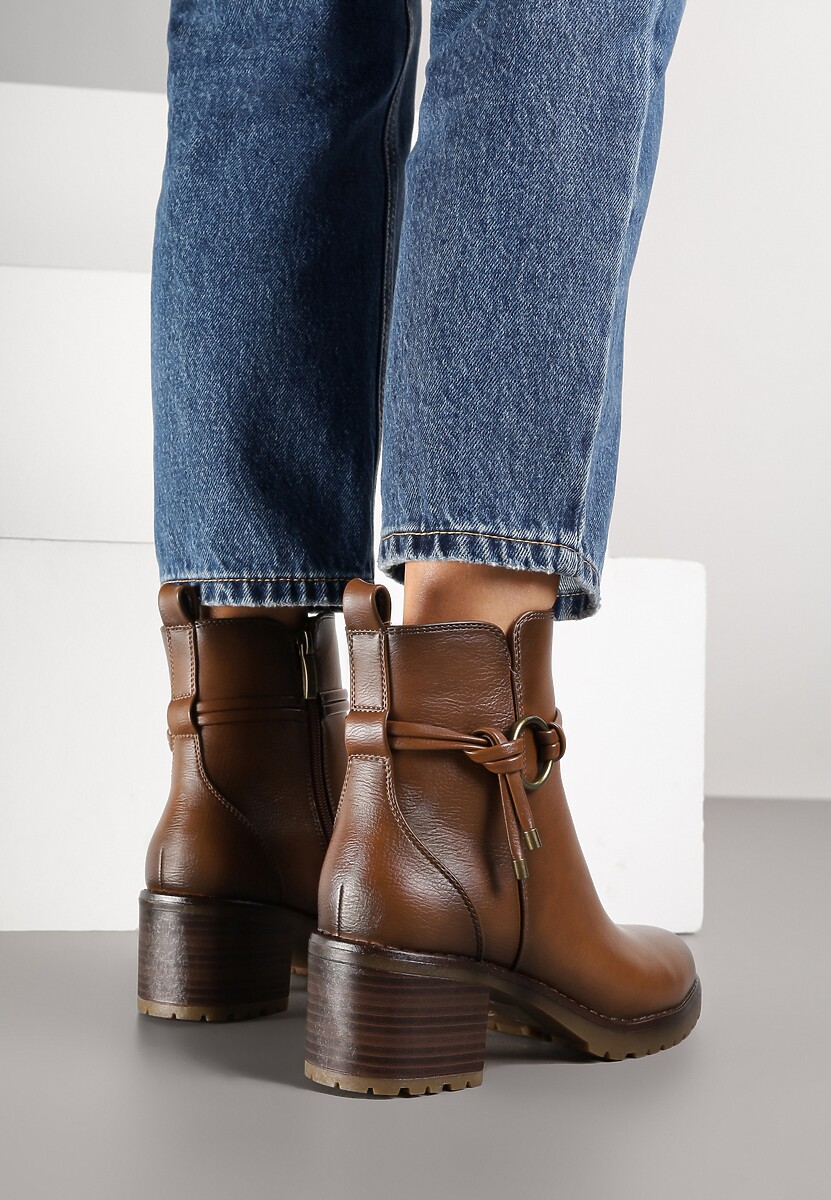 Brązowe Botki na Słupkowym Obcasie Zdobione Aplikacją Tulaviera