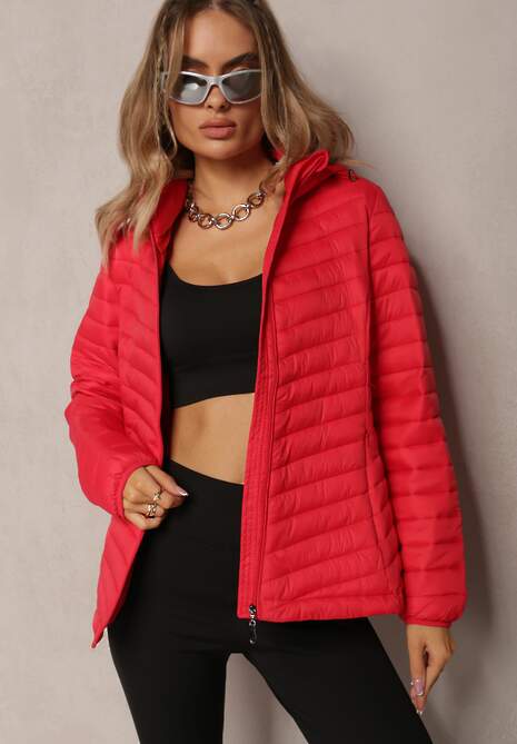Czerwona Kurtka z Klasycznym Pikowaniem i Kapturem Vevlia