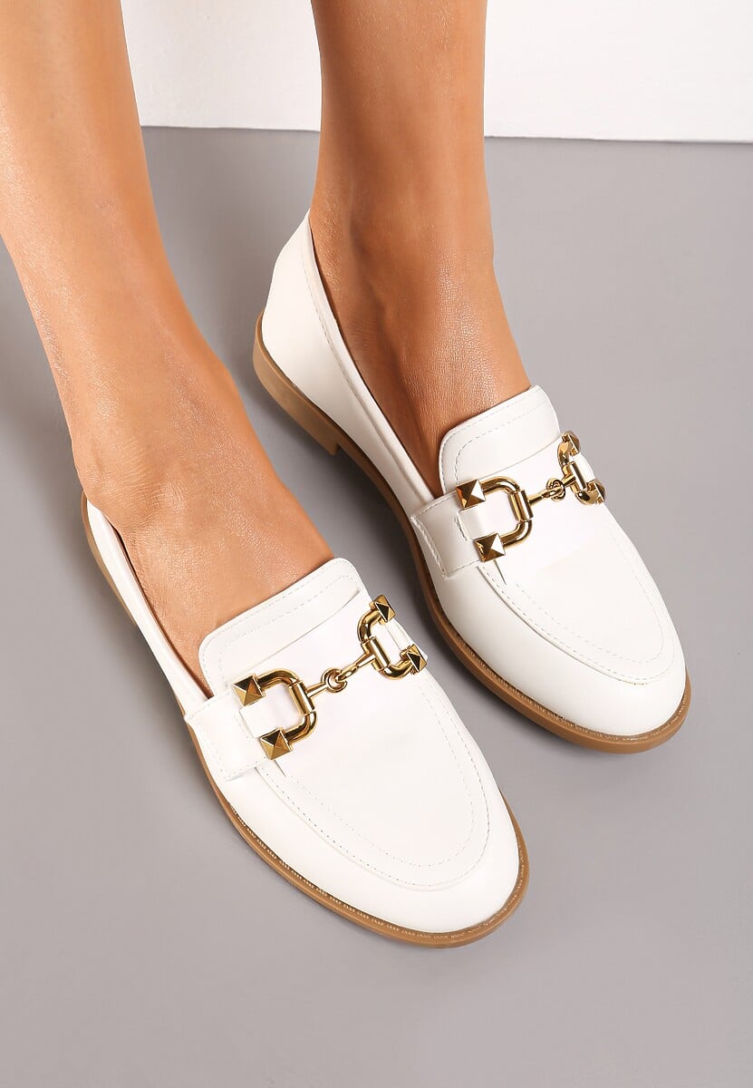 Białe Płaskie Mokasyny Ozdobione Metalową Klamerką Cassiope