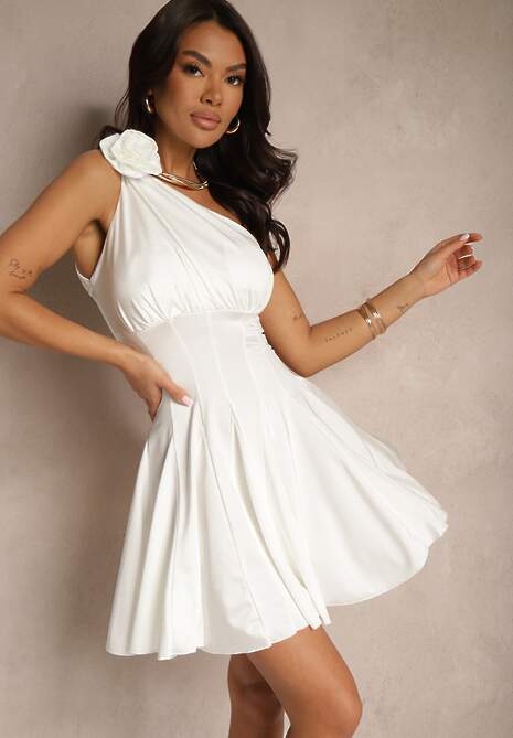 Biała Rozkloszowana Sukienka Satynowa na Jedno Ramię z Kwiatem 3D Olerriva