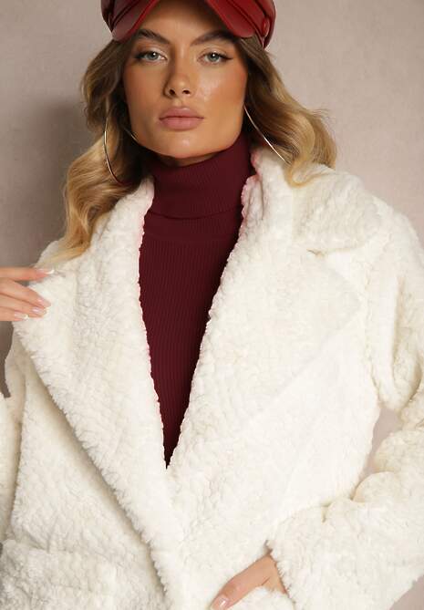 Biały Futrzany Płaszcz Ozdobiony Pikowaniem i Wsuwanymi Kieszeniami Vertissa