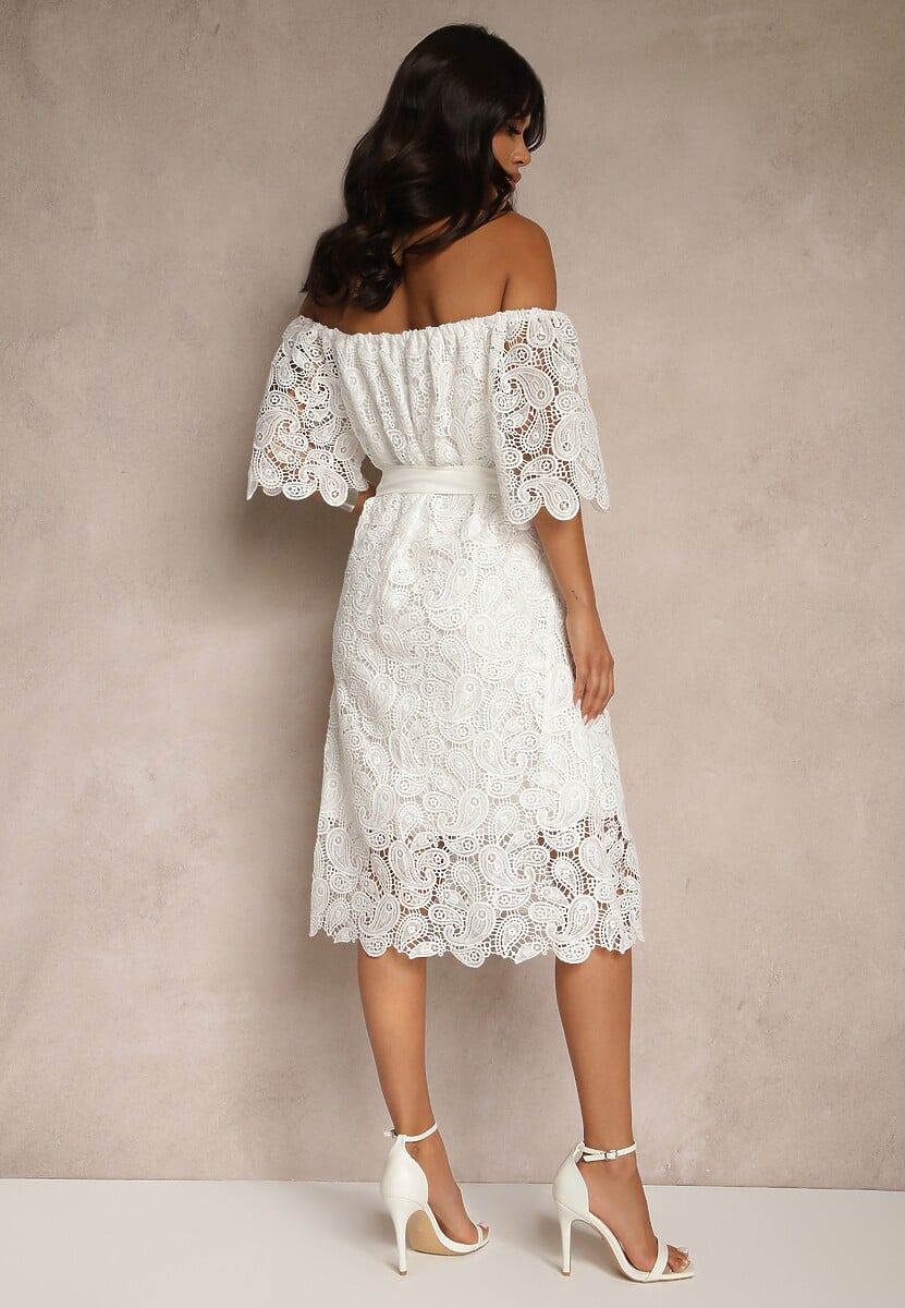 Biała Sukienka z Bawełną z Paskiem z Klamrą Perełkami i Cyrkoniami Neralisse