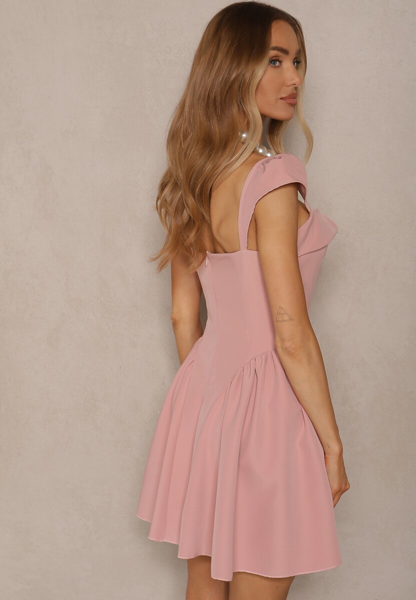 Ciemnoróżowa Sukienka o Rozkloszowanym Kroju na Ramiączkach z Ozdobnym Dekoltem Salaviel