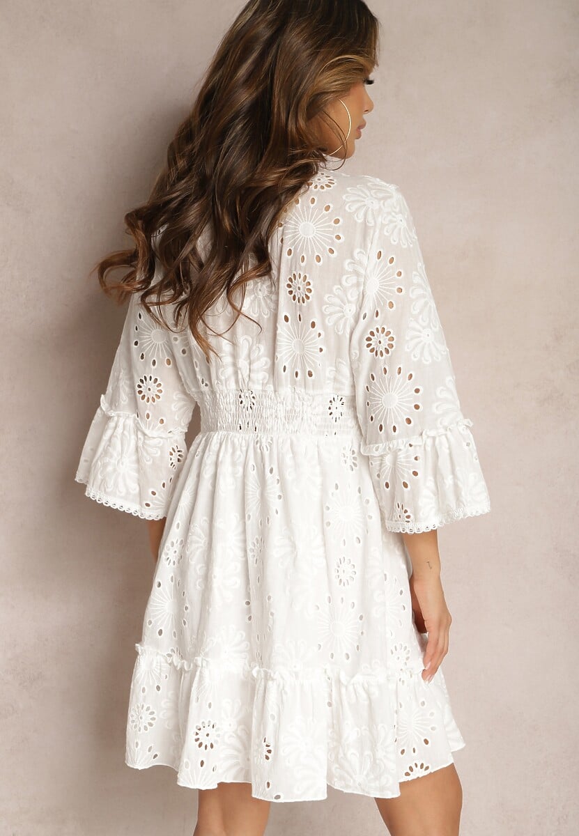 Biała Mini Sukienka z Bawełny Ozdobiona Haftami i Koronką Qirelia
