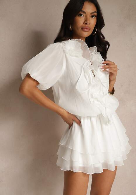 Biała Sukienka Ozdobiona Wiązaniem i Falbanami Tilionala