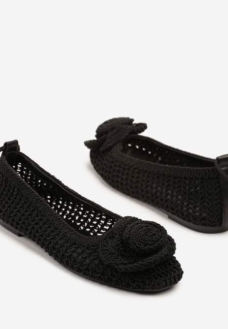 Czarne Balerinki z Ażurową Cholewką Ozdobione Kwiatem 3D Cleiria
