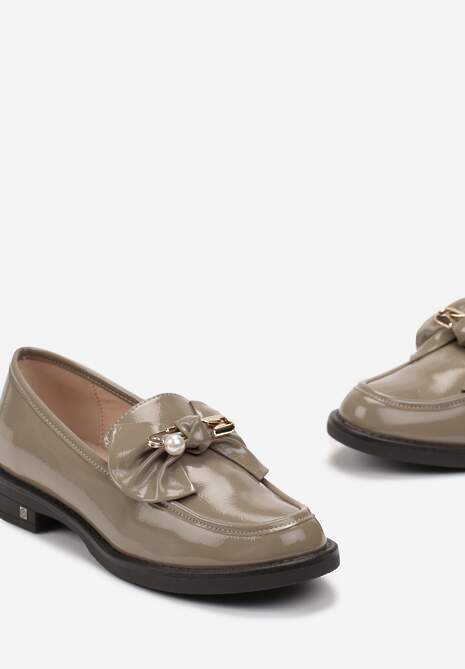 Szare Lakierowane Mokasyny ze Skórzaną Wkładką Ozdobione Kokardką i Perłą  Narsia