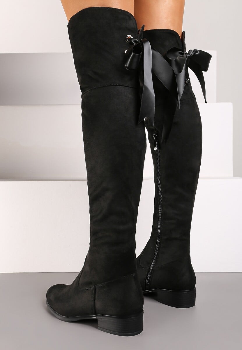 Czarne Dopasowane Kozaki Typu Muszkieterki z Ekozamszu z Długą Cholewką i Wiązanym Detalem Hanione