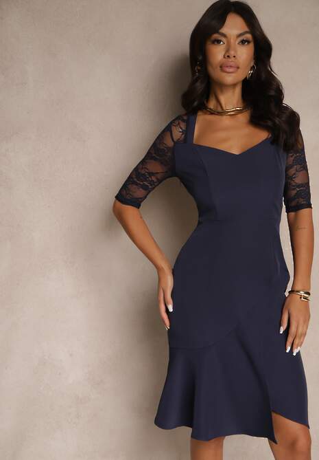 Granatowa Dopasowana Sukienka Vices o Asymetrycznym Fasonie Zdobiona Koronką Natileira