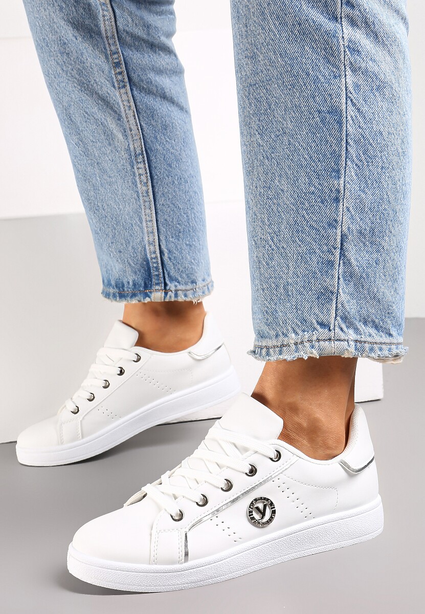 Biało-Srebrne Sneakersy z Imitacji Skóry z Naszywką i Ozdobnymi Przeszyciami Variantia