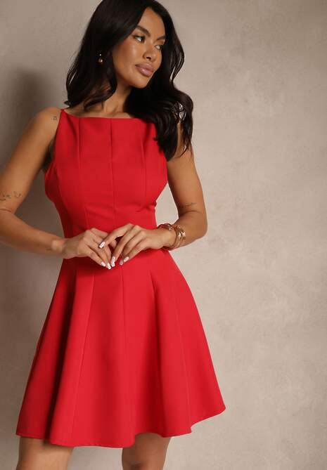 Czerwona Sukienka o Rozkloszowanym Kroju z Przeszyciami Kinolira