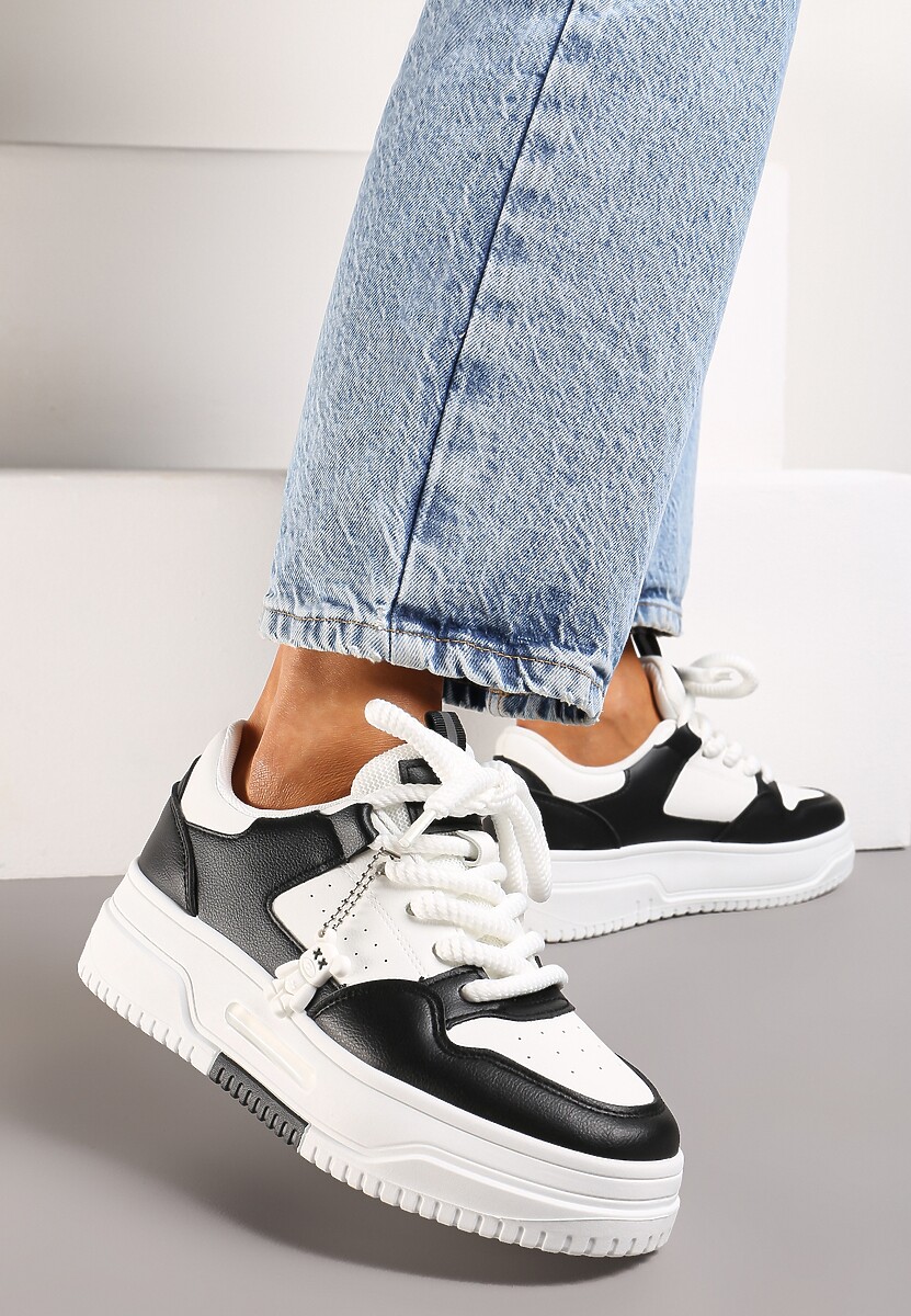 Biało-Czarne Sneakersy z Zawieszką Misia i Szerokimi Sznurowadłami Alrikad
