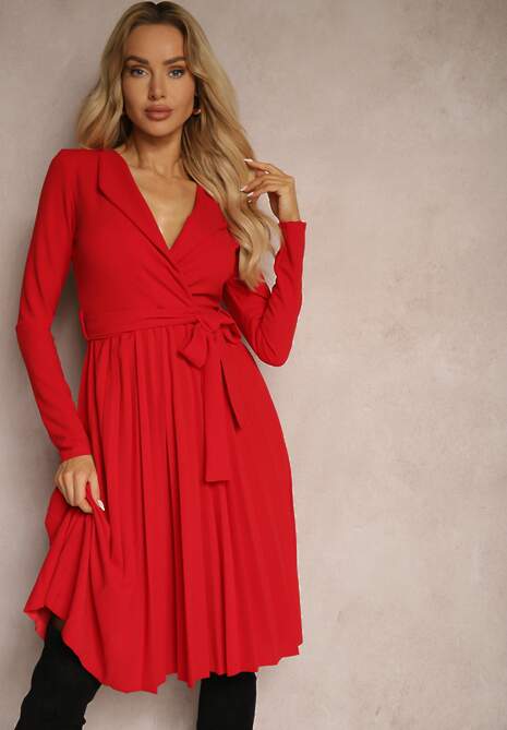 Czerwona Plisowana Midi Sukienka z Kopertowym Dekoltem i Paskiem Materiałowym w Talii Keviana
