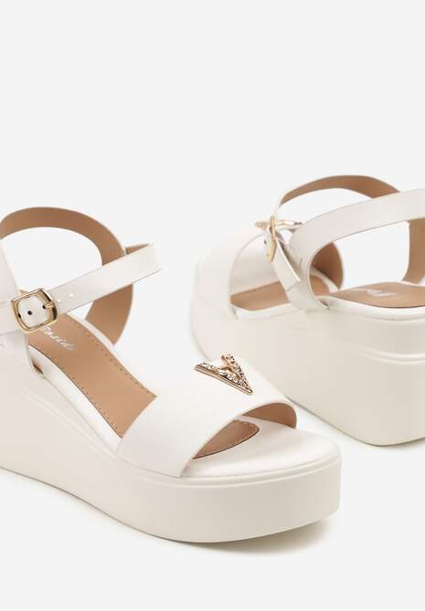Białe Sandały na Koturnie Ozdobione Metalową Aplikacją Galivenna