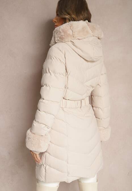 Jasnobeżowa Kurtka z Pikowanymi Przeszyciami Mocno Ocieplana z Paskiem i Odpinanym Futerkiem Hedista