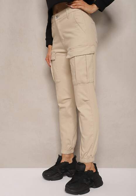 Beżowe Jeansy z Bawełny o Kroju Joggerów z Ozdobnymi Kieszeniami i Gumką w Pasie Unicella