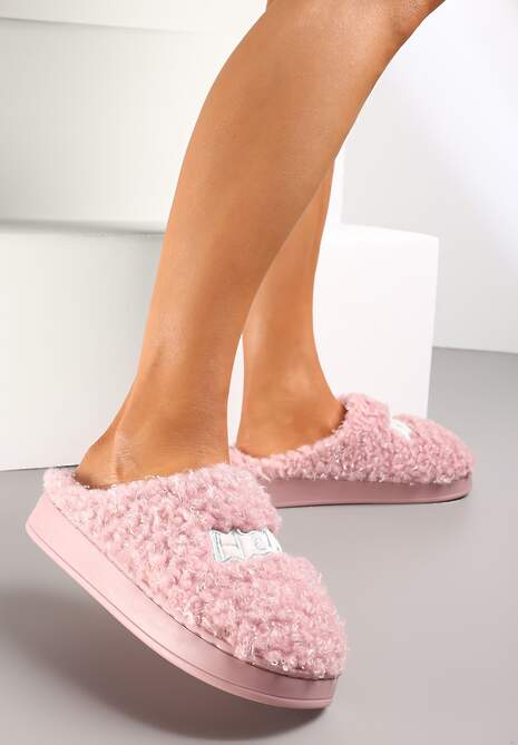 Różowe Futrzane Kapcie z Ozdobną Naszywką z Napisem Neussam