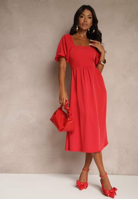 Czerwona Sukienka o Rozkloszowanym Kroju Ozdobiona Bufiastymi Rękawami Kolalira