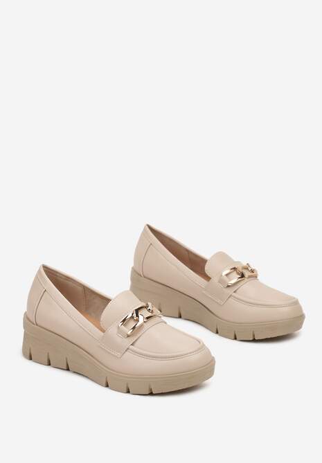 Beżowe Półbuty Mokasyny na Koturnie z Tłoczeniem i Wkładką ze Skóry Naturalnej i Łańcuchem Cariella