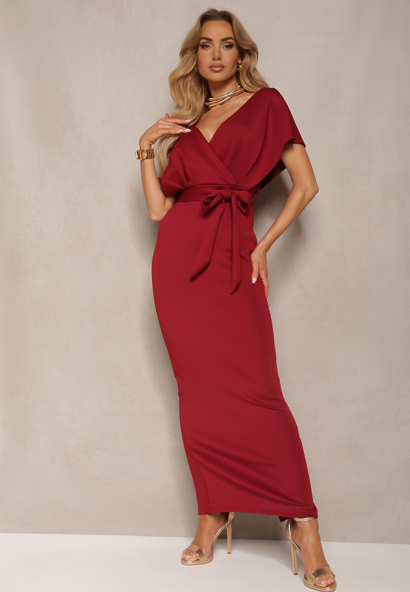 Bordowa Sukienka Koktajlowa z Trójkątnym Dekoltem i Materiałowym Paskiem z Rozcięciem Wilni