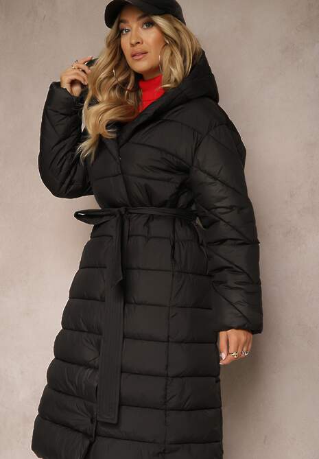 Czarna Kurtka z Pikowanym Przeszyciem i Kapturem Zapinana na Napy i Wiązana w Talii Tiliola