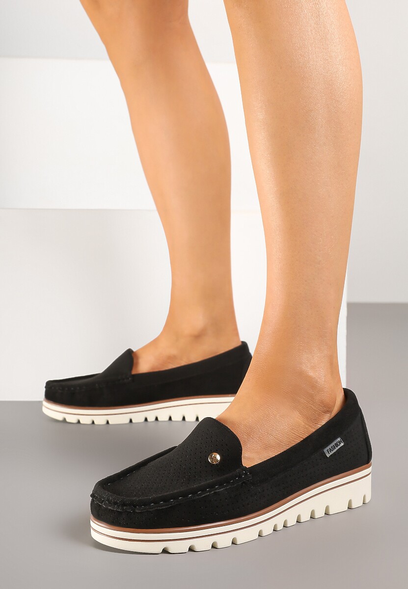 Czarno-Białe Mokasyny z Metaliczną Ozdobą i Perforacją Zairina