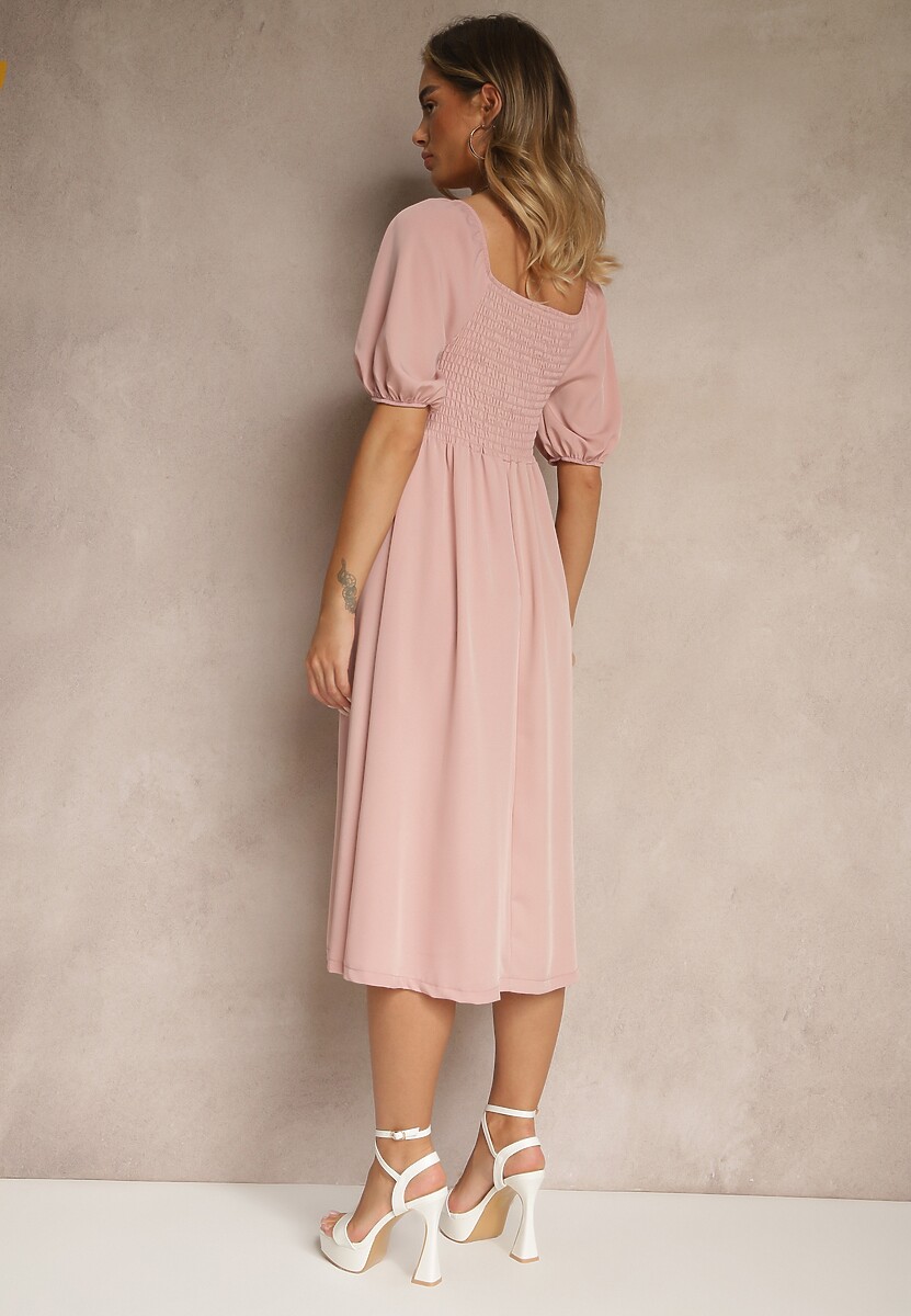 Różowa Sukienka o Rozkloszowanym Kroju Ozdobiona Bufiastymi Rękawami Kolalira