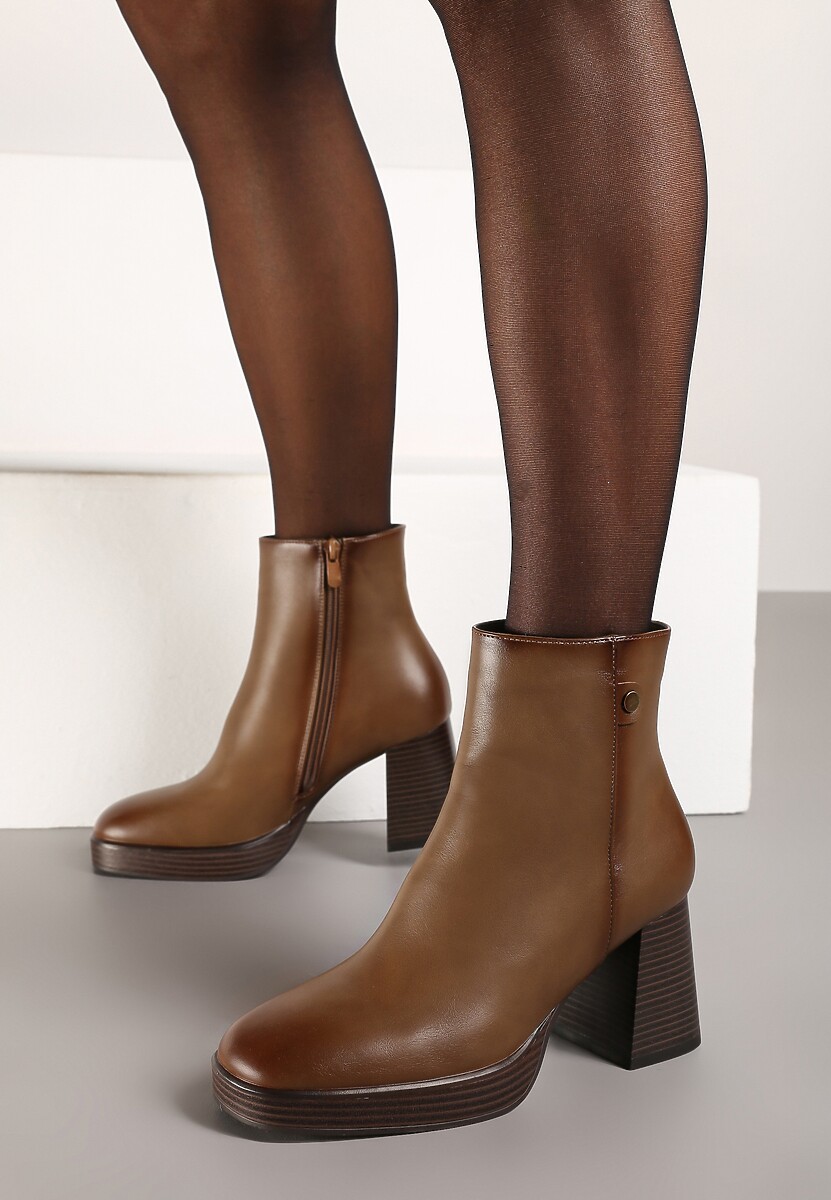 Ciemnobeżowe Botki na Słupku Ozdobione Kwadratowym Noskiem Ansilena