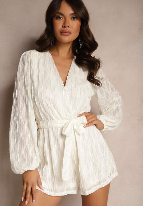 Jasnobeżowy Kombinezon Kopertowy z Tłoczeniami i Błyszczącymi Przeszyciami Wiązany w Talii Venirise