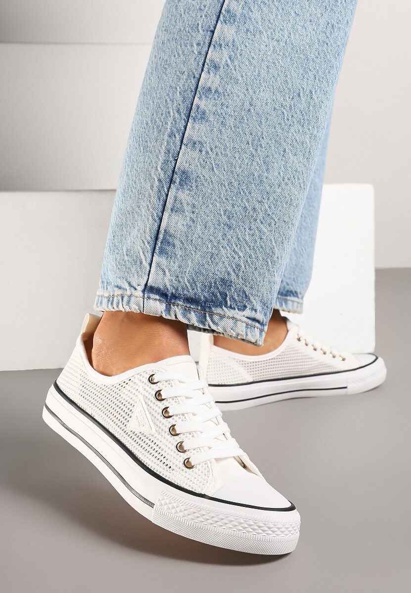 Białe Szydełkowe Trampki o Klasycznym Fasonie Vovessa