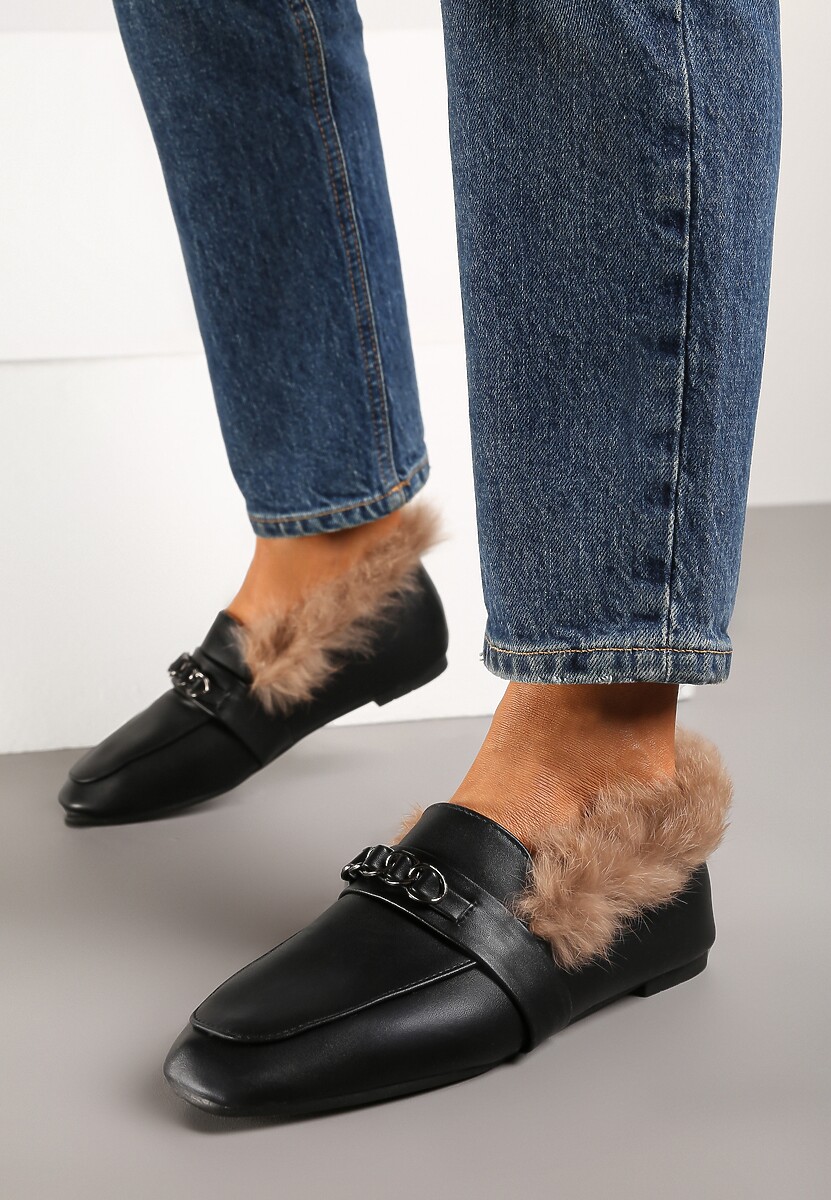 Czarne Mokasyny na Płaskiej Podeszwie z Futerkiem i Metaliczną Ozdobą Emalorae