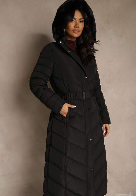 Czarna Zimowa Kurtka Pikowana o Długim Kroju z Paskiem i Kapturem z Futrem Retarda