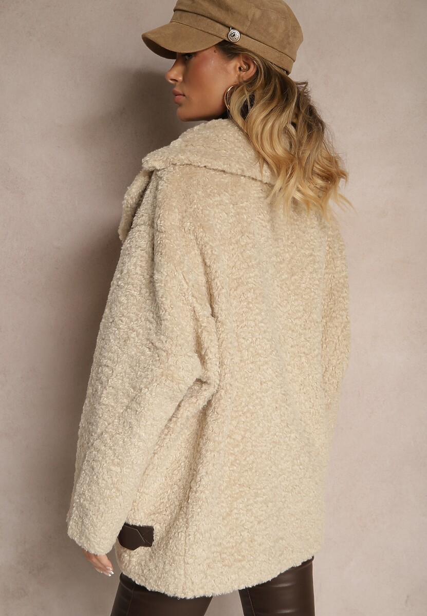 Jasnobeżowa Futrzana Kurtka Typu Baranek z Ozdobnymi Paskami i Dwurzędowym Zapięciem Nikira