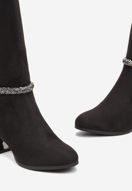 Czarne Kozaki z Imitacji Zamszu z Paskiem z Cyrkonii i Metalicznym Słupkiem Grettamia