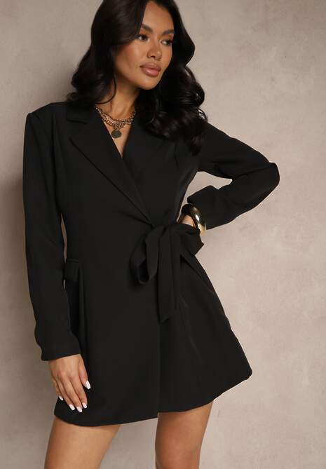 Czarna Sukienka Kopertowa Ozdobiona Imitacją Kieszeni Davirnas