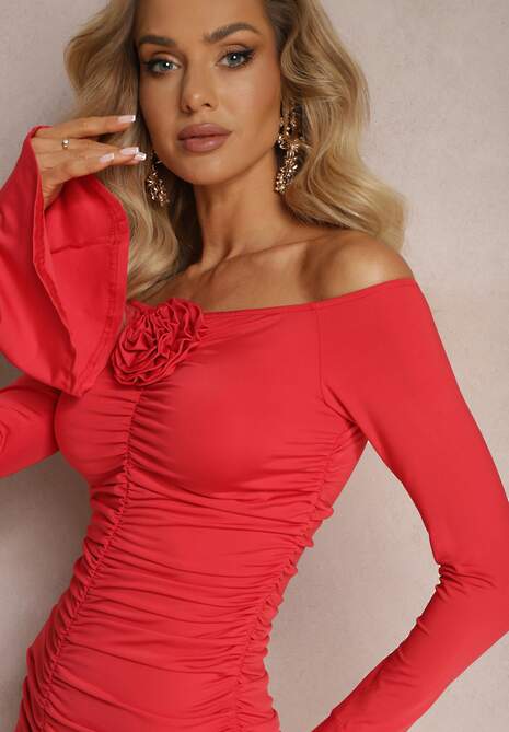 Czerwona Sukienka Hiszpanka Mini z Marszczeniem i Aplikacją Kwiatu Rersa