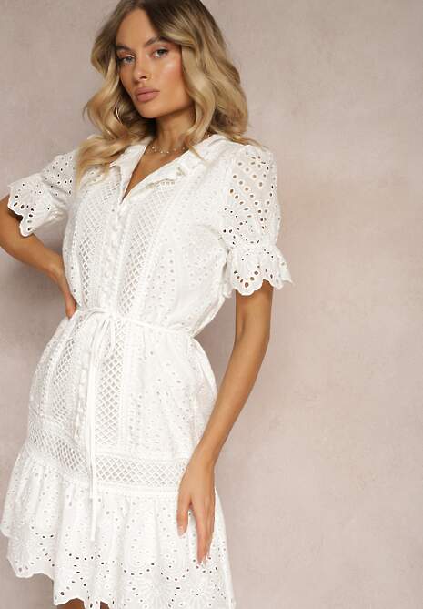 Biała Sukienka Boho z Bawełny Ozdobiona Ażurowym Wzorem Falbaną i Przewiązana Paskiem Nelah
