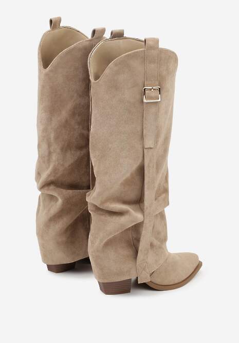 Ciemnobeżowe Kozaki na Stożku Typu Kowbojki Ozdobione Klamrą i Wywiniętą Cholewką Nalirella