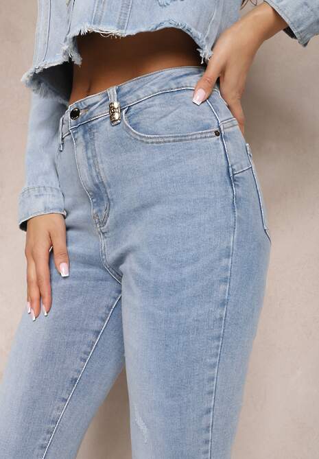 Jasnoniebieskie Jeansy o Dopasowanym Fasonie z Ozdobną Szlufką z Przodu Valmarie